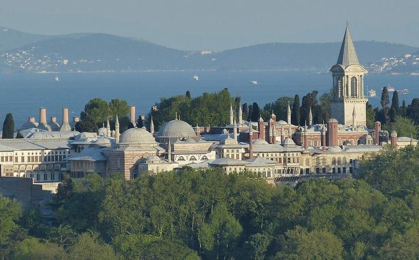 https://altinkurtturizm.com/wp-content/uploads/2024/04/topkapi-palace-istanbul-turkey-1.jpg